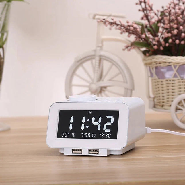 FM-kelloradio kahdella USB-latausportilla