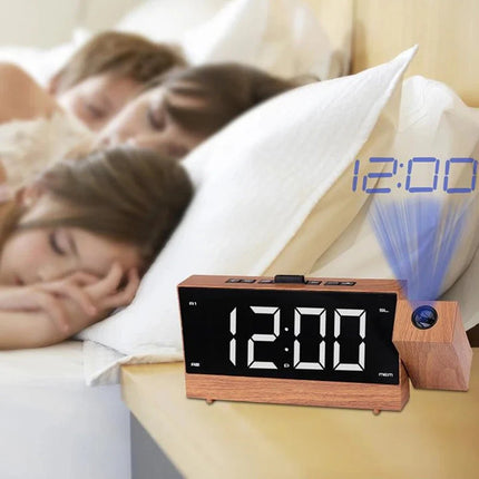 Puukuvioinen kelloradio kattoheijastuksella