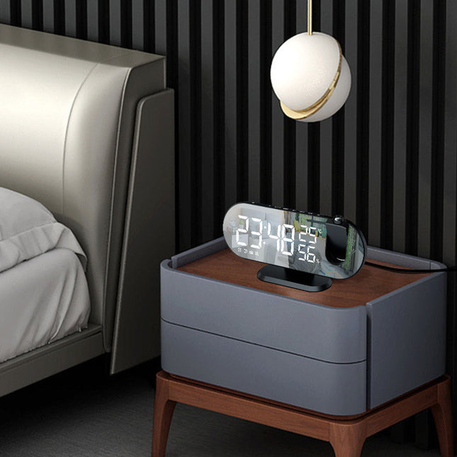 Kelloradio projektorilla ja peilinäytöllä