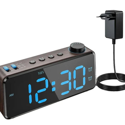 Puukuvioinen digitaalinen kelloradio isolla näytöllä