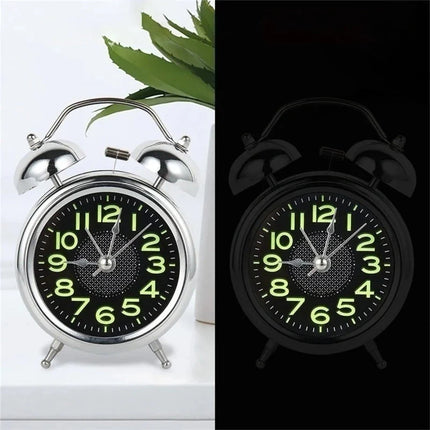 Perinteinen herätyskello valaistuilla numeroilla