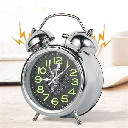 Perinteinen herätyskello valaistuilla numeroilla