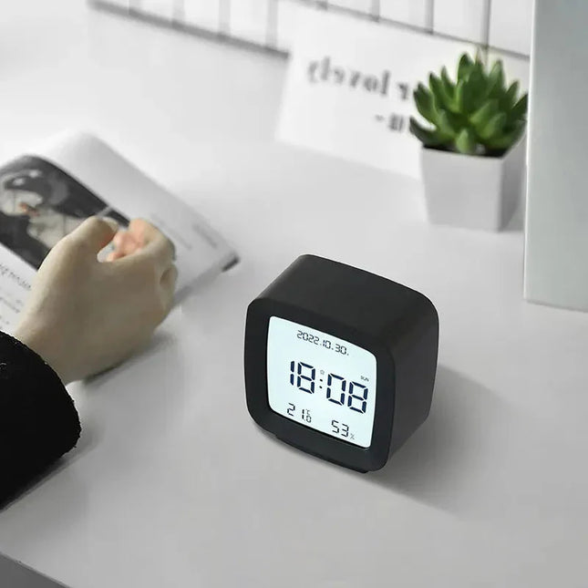 Digitaalinen herätyskello yövalotoiminnolla