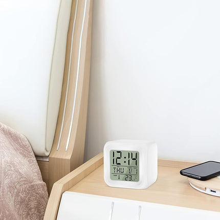 Digitaalinen kuutioherätyskello vaihtuvilla väreillä