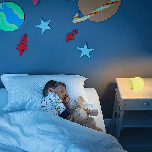 Digitaalinen kuutioherätyskello vaihtuvilla väreillä