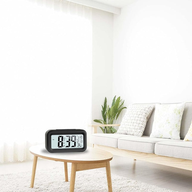 Paristokäyttöinen digikello taustavalolla