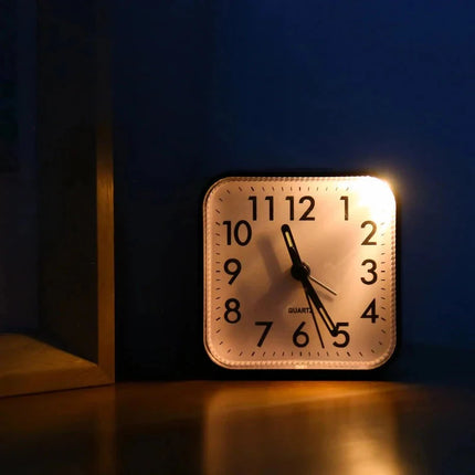 Analoginen herätyskello valaistuilla viisareilla
