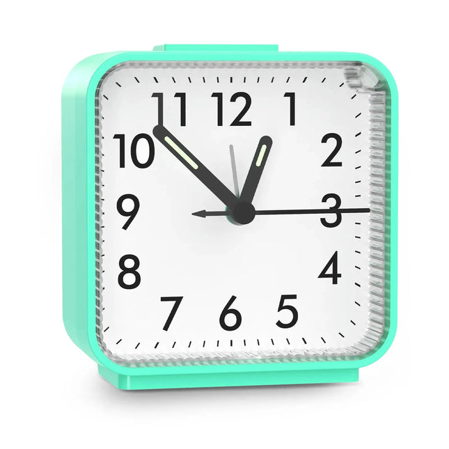 Analoginen herätyskello valaistuilla viisareilla