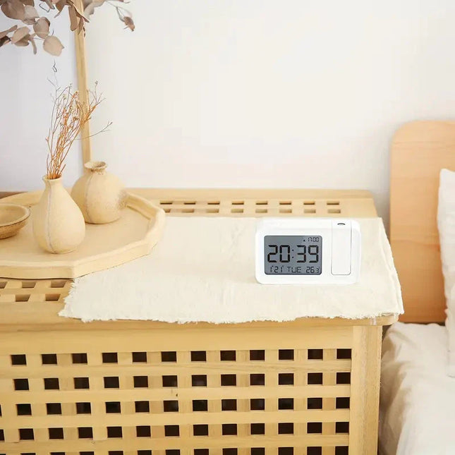 Projisoiva digitaalinen herätyskello nuoren huoneeseen