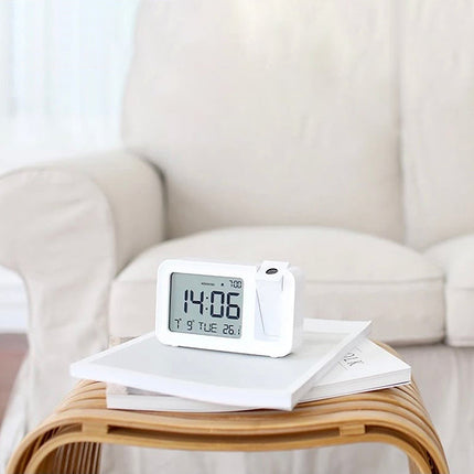 Projisoiva digitaalinen herätyskello nuoren huoneeseen