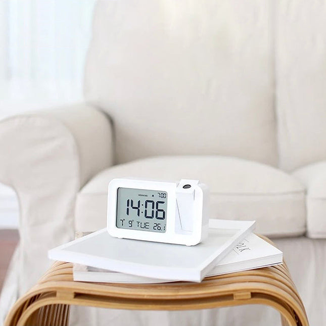 Projisoiva digitaalinen herätyskello nuoren huoneeseen