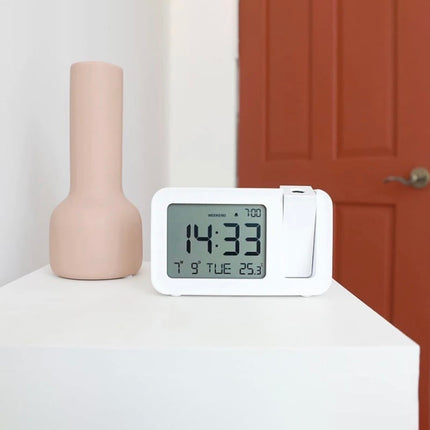 Projisoiva digitaalinen herätyskello nuoren huoneeseen