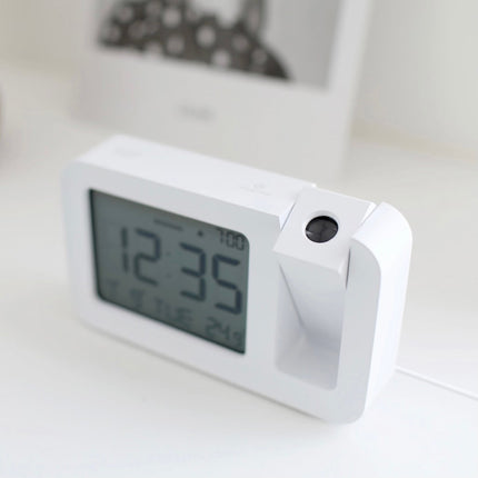 Projisoiva digitaalinen herätyskello nuoren huoneeseen