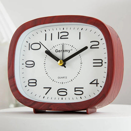 Analoginen herätyskello suurilla numeroilla