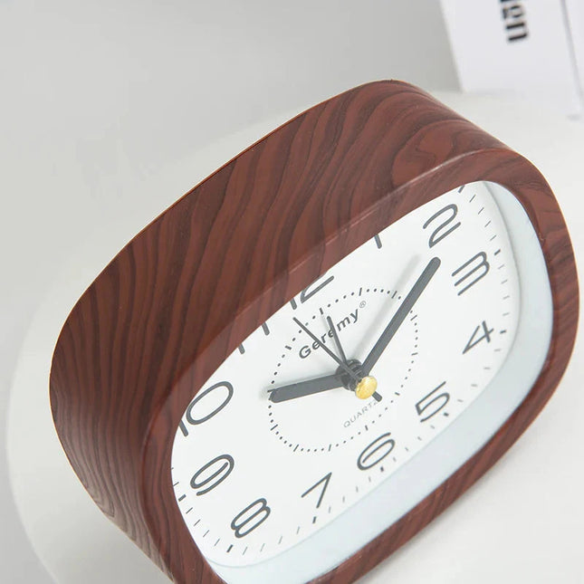 Analoginen herätyskello suurilla numeroilla