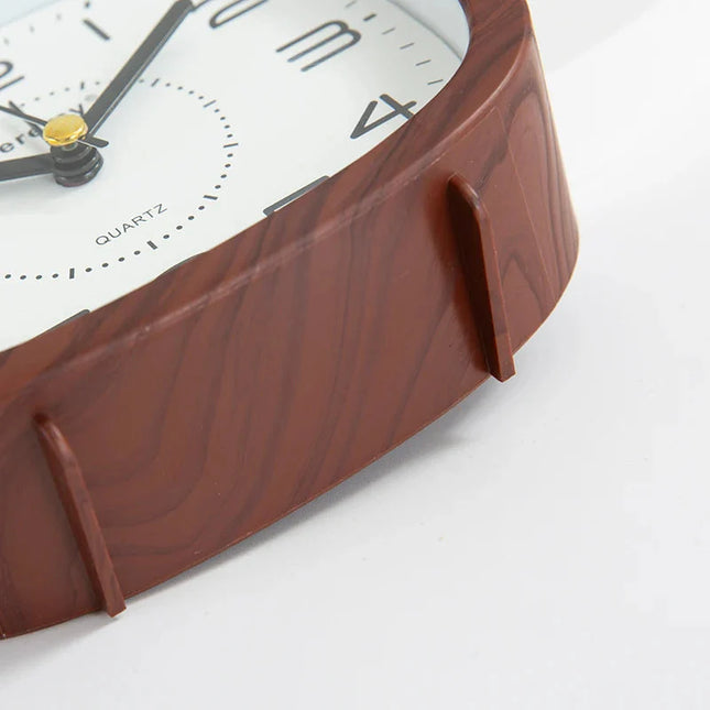 Analoginen herätyskello suurilla numeroilla