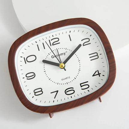 Analoginen herätyskello suurilla numeroilla