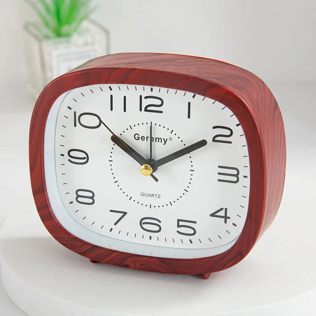 Analoginen herätyskello suurilla numeroilla