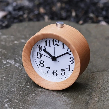 Pyöreä puinen analoginen herätyskello