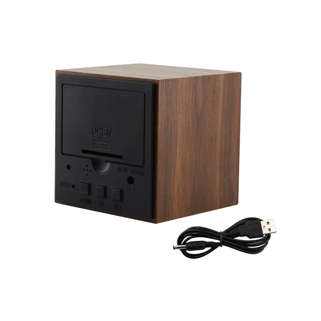 Puukuutio herätyskello digitaalisella näytöllä