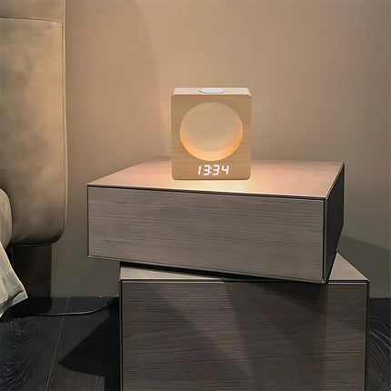 Moderni puinen herätyskello yövalolla