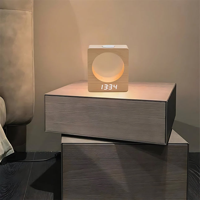 Moderni puinen herätyskello yövalolla