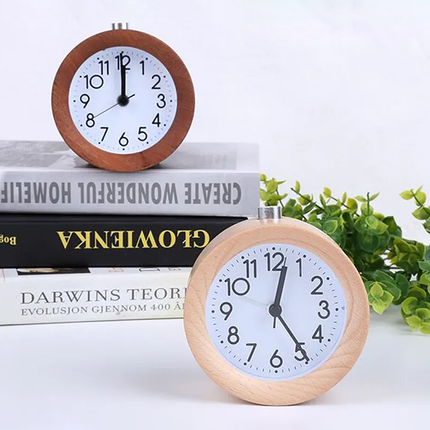 Puinen analoginen herätyskello pöydälle