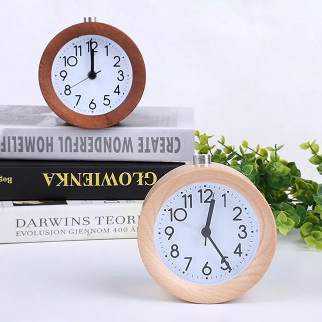 Puinen analoginen herätyskello pöydälle