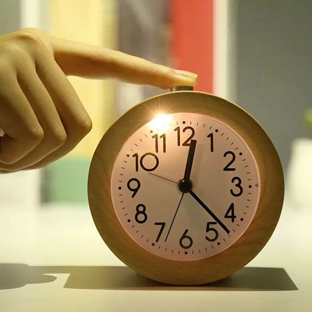 Puinen analoginen herätyskello pöydälle
