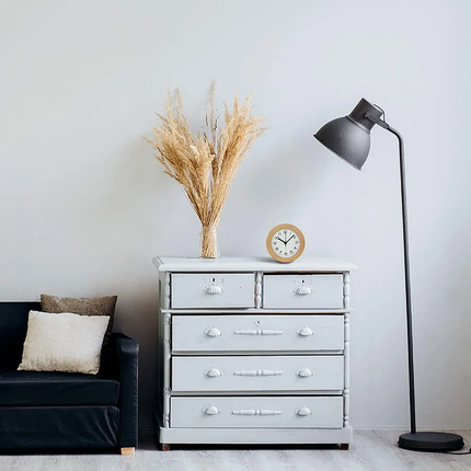 Puinen analoginen herätyskello pöydälle