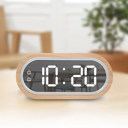 Puinen LED-herätyskello peilipinnalla