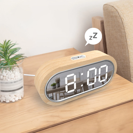 Puinen LED-herätyskello peilipinnalla