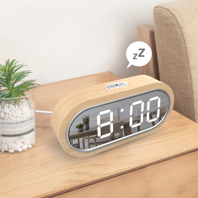 Puinen LED-herätyskello peilipinnalla