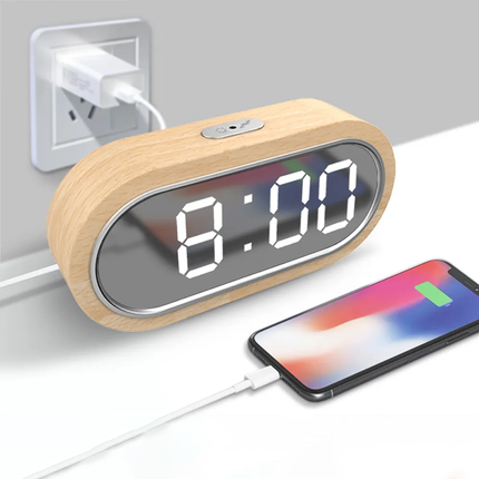 Puinen LED-herätyskello peilipinnalla