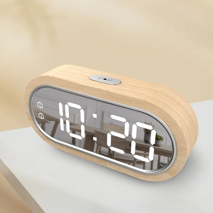 Puinen LED-herätyskello peilipinnalla