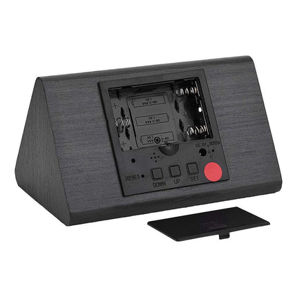 Musta puinen herätyskello digitaalinäytöllä