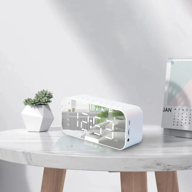 Kannettava Bluetooth-kaiutin herätyskellolla