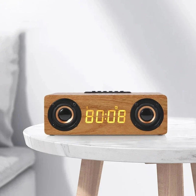 Puinen Bluetooth-kaiutin kelloradiolla