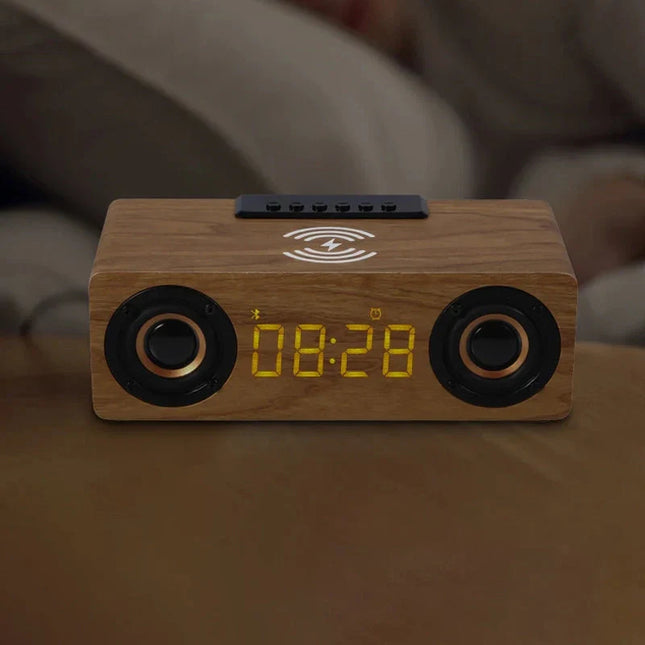 Puinen Bluetooth-kaiutin kelloradiolla