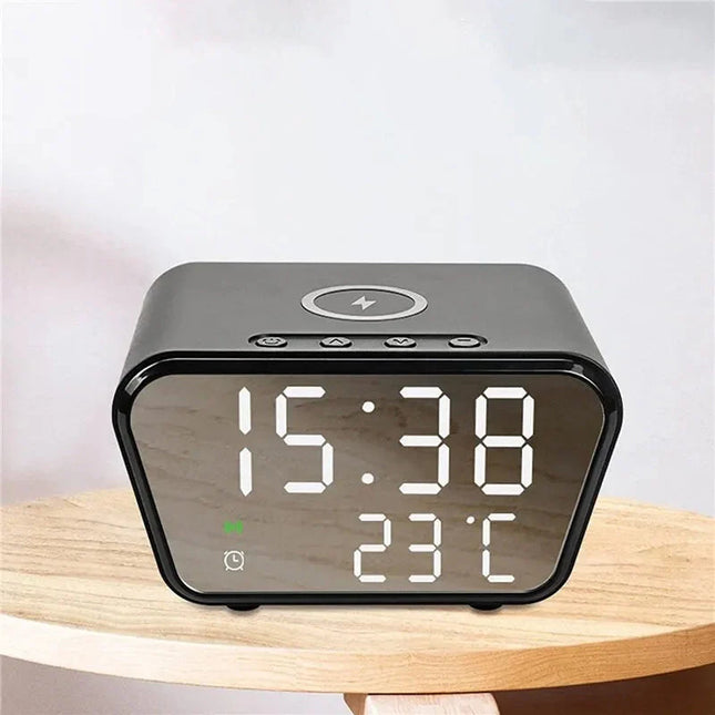 Digitaalinen herätyskello langattomalla latauksella