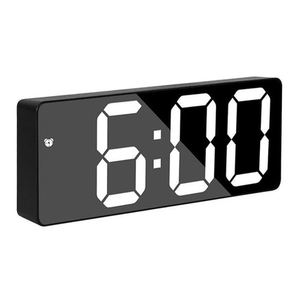 Digitaalinen herätyskello suurilla valaistuilla numeroilla