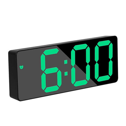 Digitaalinen herätyskello suurilla valaistuilla numeroilla