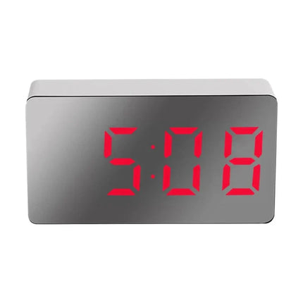 Yksinkertainen digitaalinen herätyskello peilipinnalla