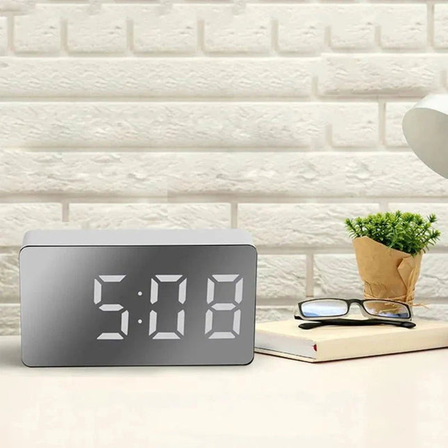 Yksinkertainen digitaalinen herätyskello peilipinnalla