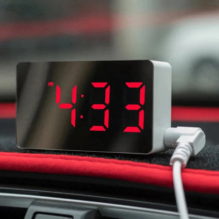 Yksinkertainen digitaalinen herätyskello peilipinnalla