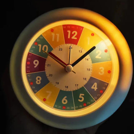 Opettavainen herätyskello lapselle yövalolla