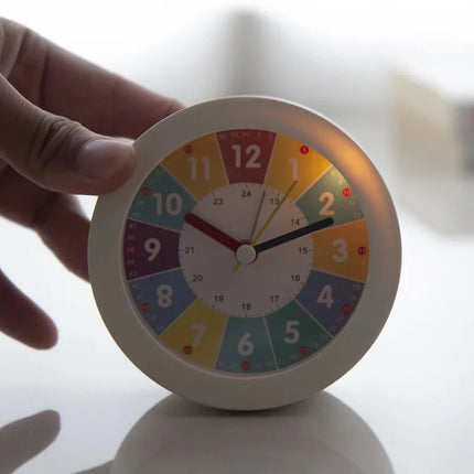 Opettavainen herätyskello lapselle yövalolla