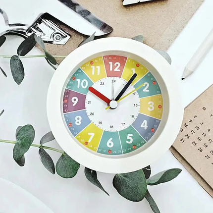 Opettavainen herätyskello lapselle yövalolla