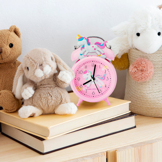 Valaiseva yksisarvinen herätyskello tytön huoneeseen