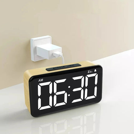 Herätyskello suurilla digitaalisilla numeroilla